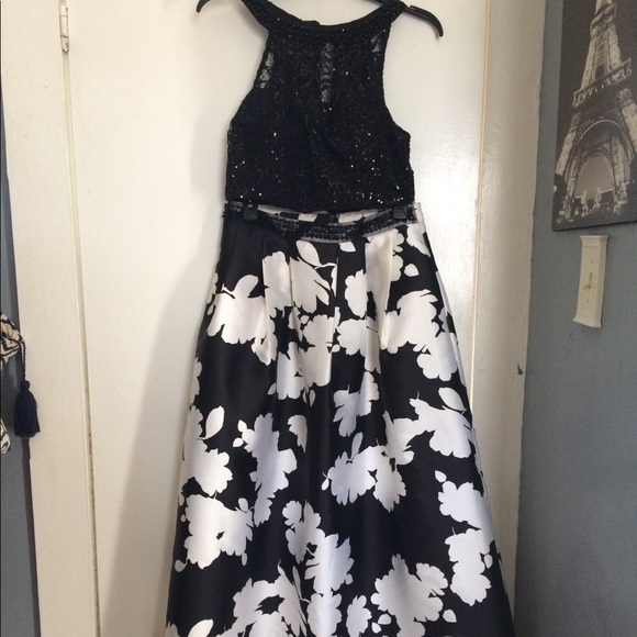 Prom dress - Picture 2 of 3